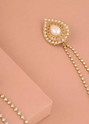 Baby Pink Pearl Embedded Chain Brooch image number 1